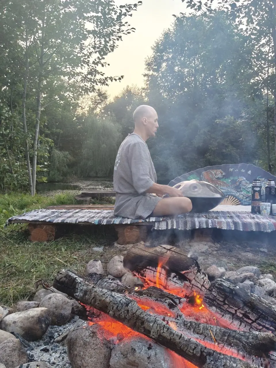 У огня перед заходом